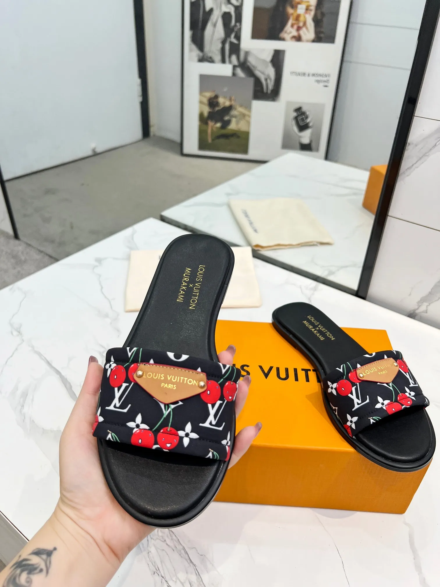 👟👟Ex-factory price 320👟👟 Genuine leather sole +40 Louis Vuitton, 1:1 advanced customization upper, fabric: customized LV special fabric, lining: sheepskin, original molding hardware, code number: 35-42, order with pictures, welcome to send pictures to place an order,